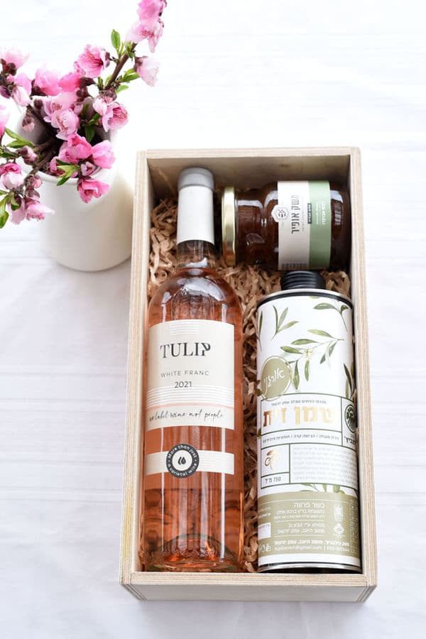 ארגז עץ שמן זית אורגני 750.0 ל'
יין לבחירה
דבש/ חרוסת/ ריבה לבחירתכן.ם