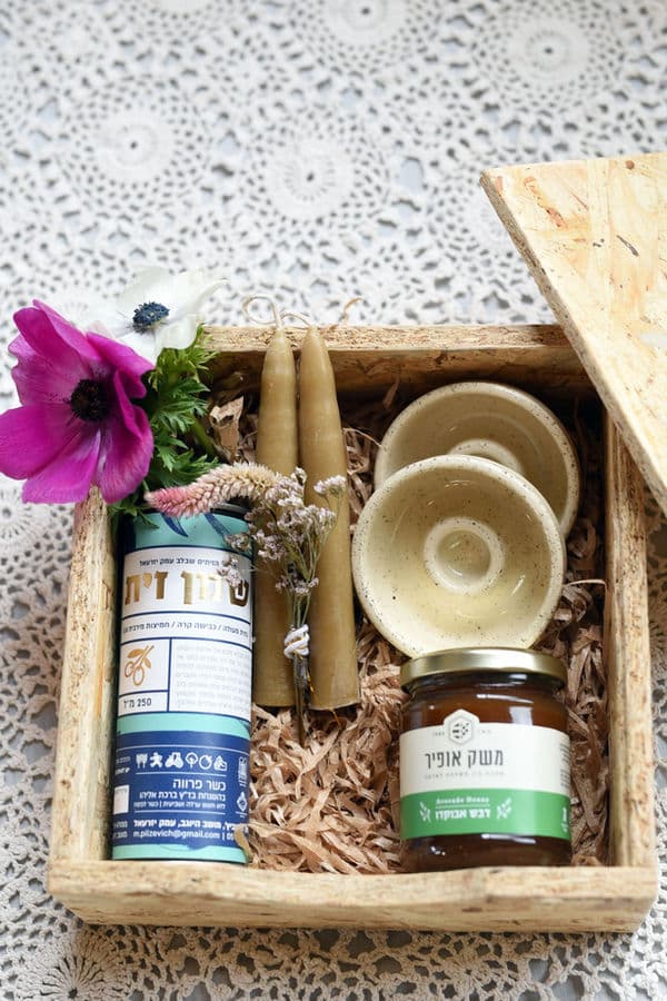 ארגז עץ שמן זית 250.0 ל'
זוג פמוטי קרמיקה בעבודת יד
נרות מדונג טבעי
דבש 250 ג' / חרוסת