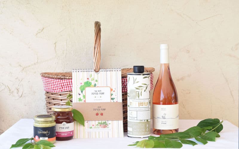 סלסלת פיקניק/ ארגז עץ שמן זית אורגני 750.0 ל'
יין לבן/ רוזה/ אדום לבחירה
דבש 350 גר'
ממרח של ליבניס'
לוח עד שנה בגינה/ לוח שנה של שנה בגינה