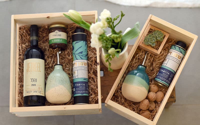 ארגז עץ שמן זית 500.0 ל' כלי לאחסון שמן זית בעבודת יד
סטודיו Color&clay
אגוזי מלך שלמים
יין לבחירה
דבש/ חרוסת/ ריבה לבחירתכן.ם