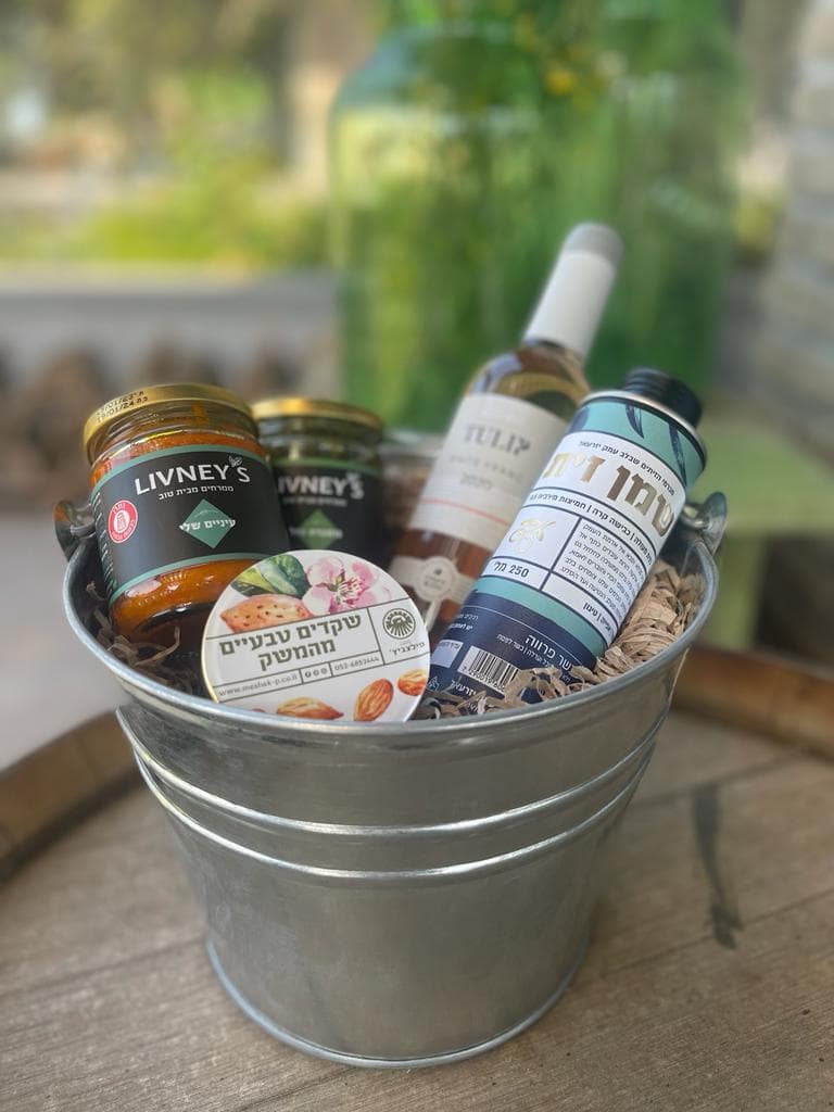 מארז יזרעאלי בדלי פח דקורטיבי
שמן זית 0.750
צנצנת שקדים
זוג ממרחים של LIVNI'S
בקבוק יין קטן של יקב יזרעאלי